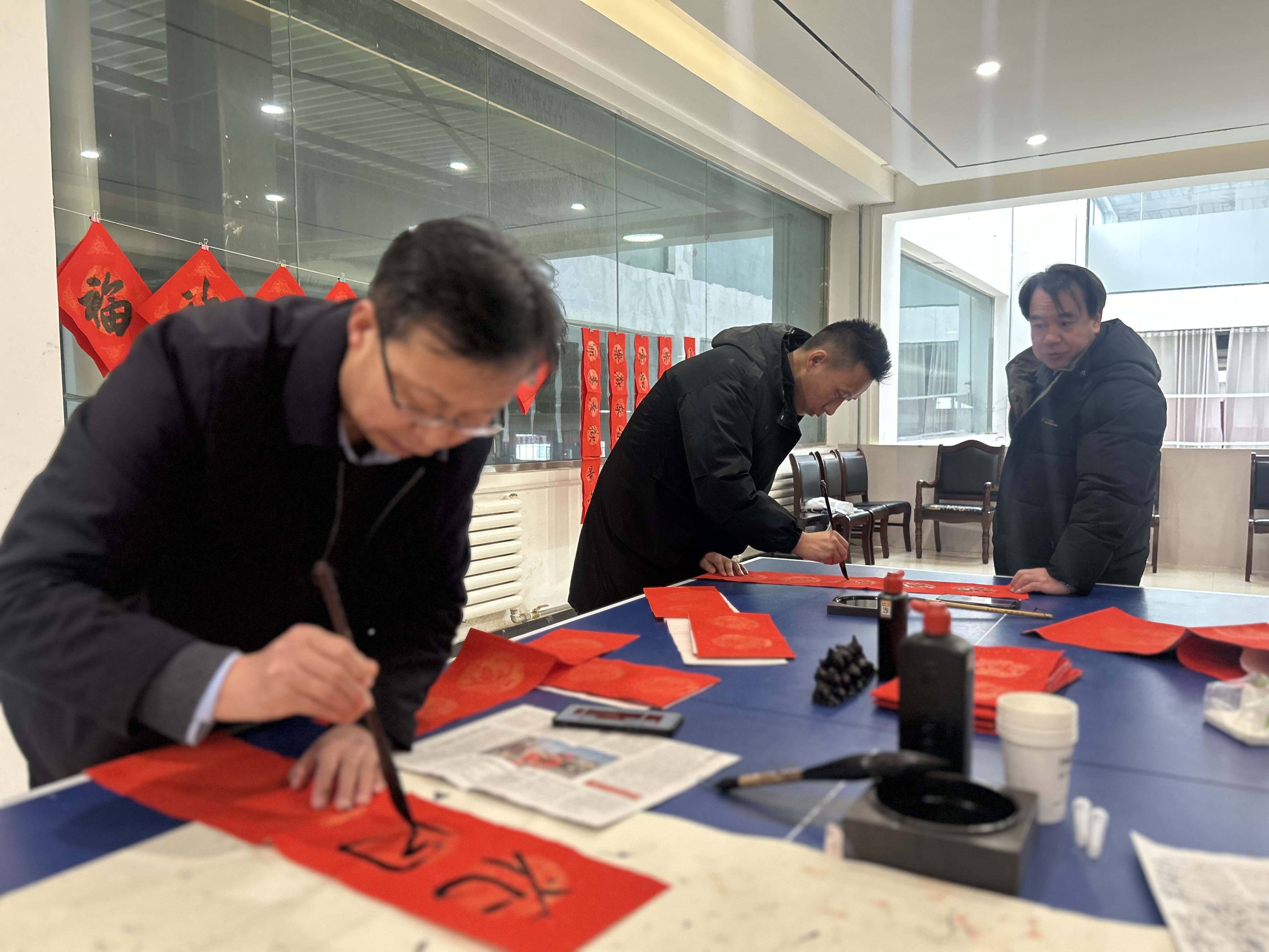 翰墨飄香添年味 迎春納福寫春聯(lián)—市產(chǎn)投集團泓盛達公司組織開展迎新春、寫對聯(lián)、送祝?；顒?圖1)